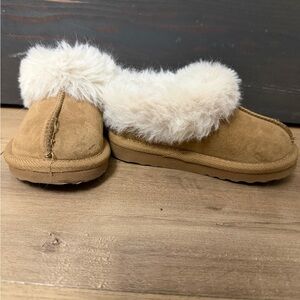 Cozy Tan Toddler Slippers with White Fur Lining